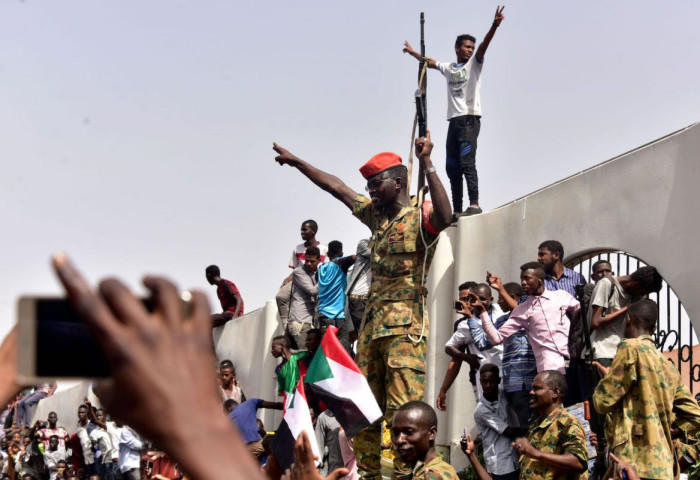 Суданд төрийн эргэлт хийхийг оролдсон 21 цэргийг баривчилжээ