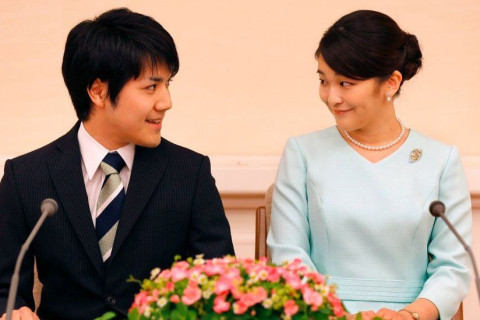Японы гүнж гэрлэлтээ батлуулж, эгэл жирийн нэгэн боллоо