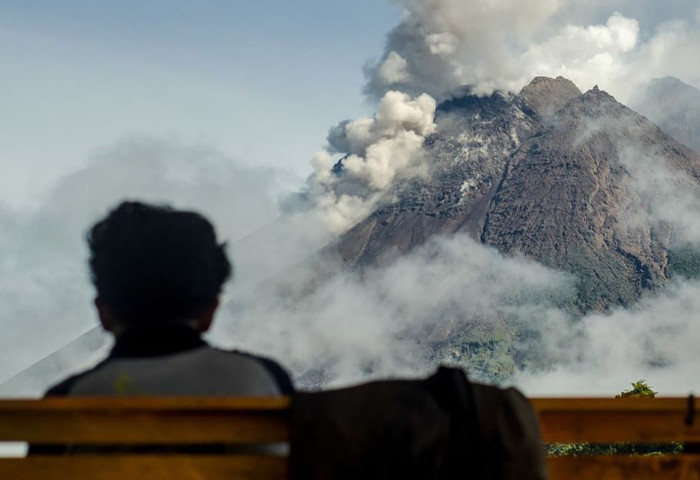 Индонезид галт уул дэлбэрч 14 хүн амиа алджээ