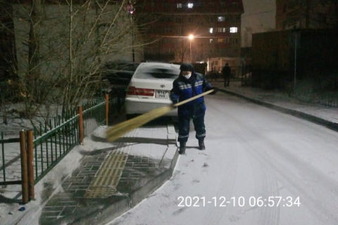 Халтиргаа гулгаатай талбай, өгсүүр замуудад давс, бодис цацаж байна