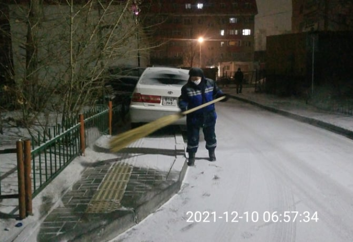 Халтиргаа гулгаатай талбай, өгсүүр замуудад давс, бодис цацаж байна