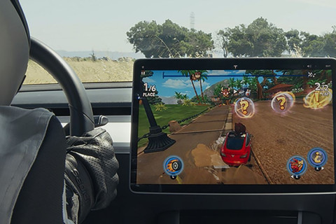 Теслаг жолоодож байх үед видео тоглоом тоглох боломжийг хаана