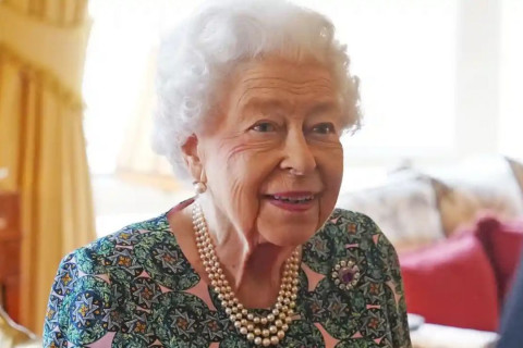 Английн хатан хаан ковидын халдвар авчээ