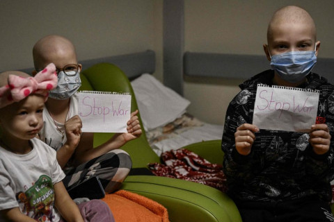 Киев дэх Хүүхдийн эмнэлэгийн бяцхан хүүхдүүд