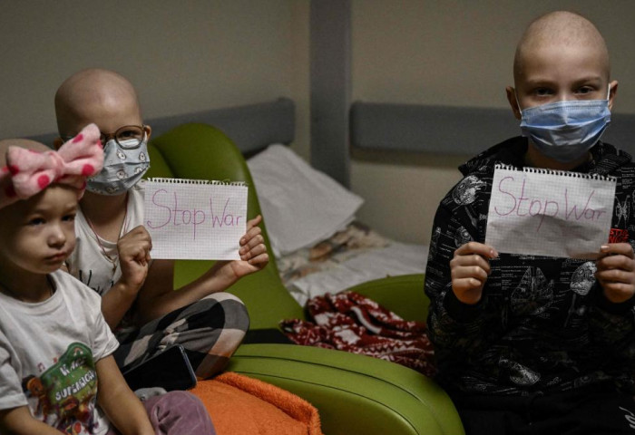 Киев дэх Хүүхдийн эмнэлэгийн бяцхан хүүхдүүд