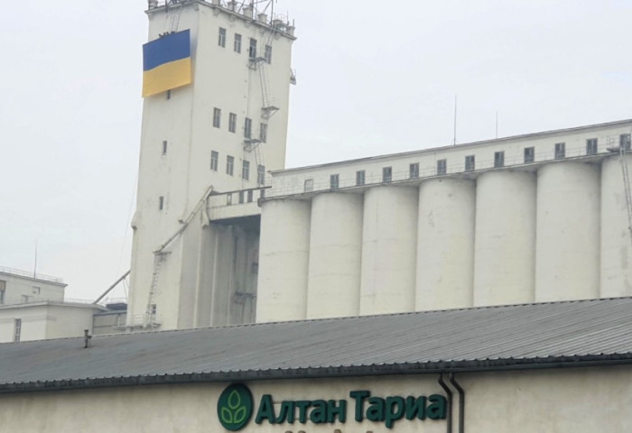 Алтантариа компанийн удирдлага Украины далбааг өлгөжээ