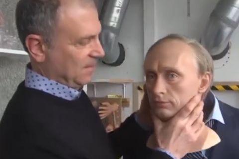 Видео: Парисын лаан музей Путины хөшөөг буулгажээ