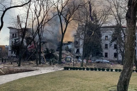 Энгийн 500 иргэн нуугдаж байсан театрыг Оросууд бөмбөгдлөө