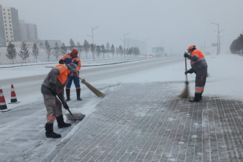 Өглөө орсон цасыг зам, талбайн 241 үйлчлэгч цэвэрлэж байна