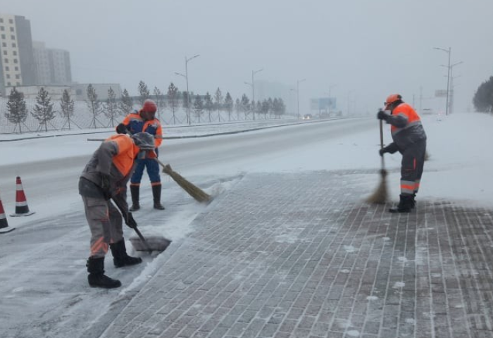 Өглөө орсон цасыг зам, талбайн 241 үйлчлэгч цэвэрлэж байна