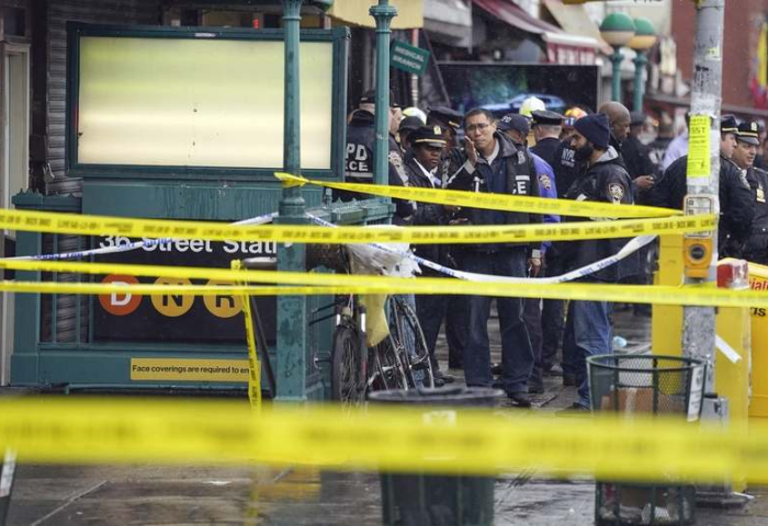 Нью-Йоркийн метронд зэвсэгт этгээд 33 удаа гал нээж 10 хүн бууджээ