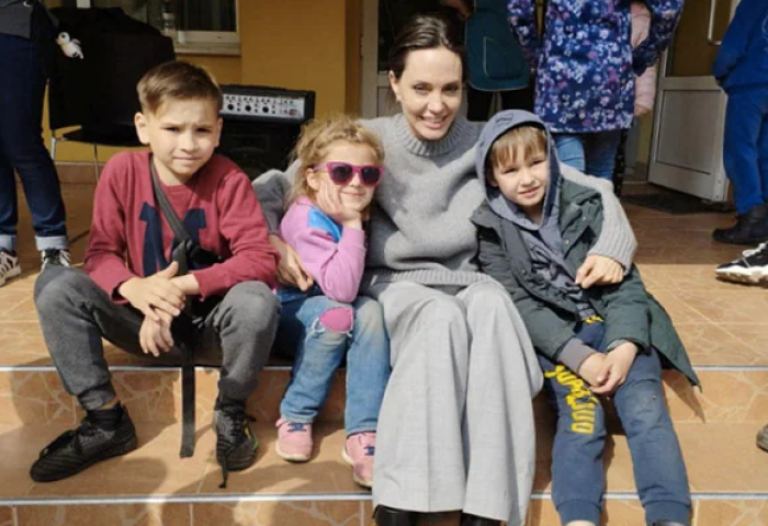Анжелина Жоли Украинд ажиллаж хүүхдүүд, сайн дурынхантай уулзав