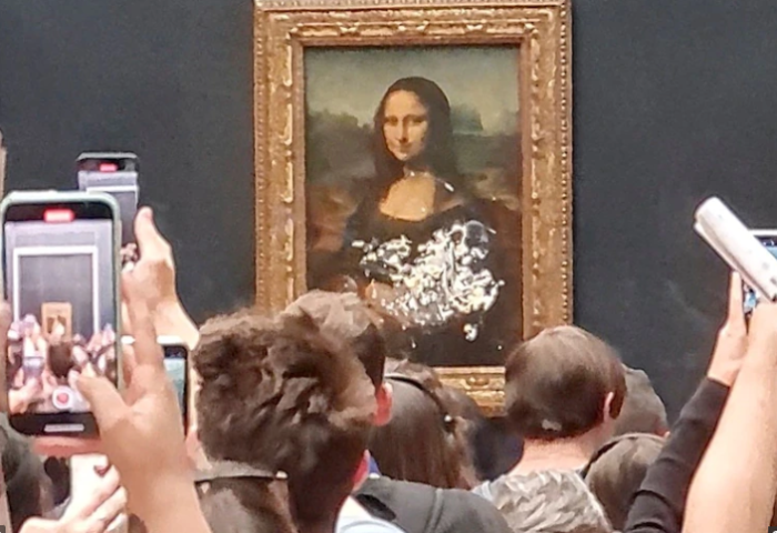 Мона Лиза-гийн хөрөг рүү бялуу шидсэн этгээдийг баривчилжээ