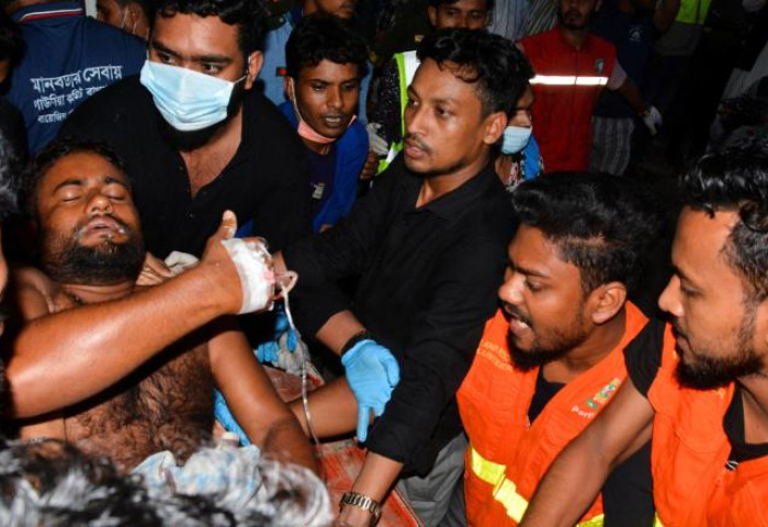 Бангладешд чингэлэгийн агуулахад гал гарч, 49 хүн амиа алджээ