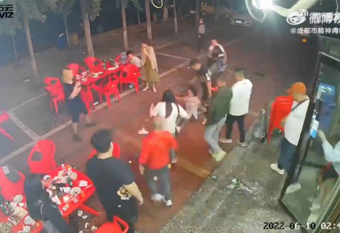 ВИДЕО: Хятадад дөрвөн эмэгтэйн биед хэрцгийгээр халджээ