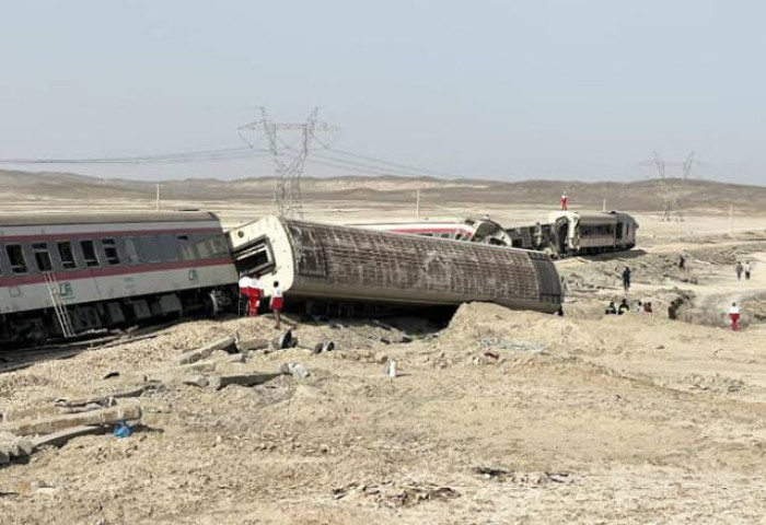Иранд галт тэрэг замаасаа гарч, 17 хүн амиа алджээ