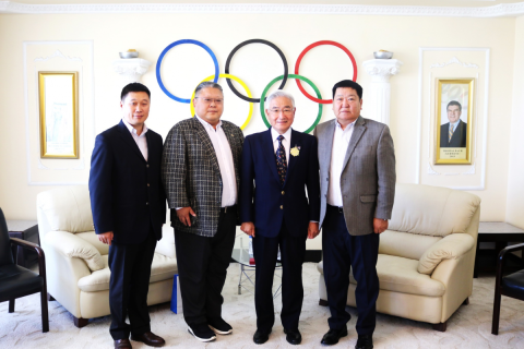 Японы триатлоны холбооны ерөнхийлөгчийг “Олимпын алдар” одонгоор шагнажээ
