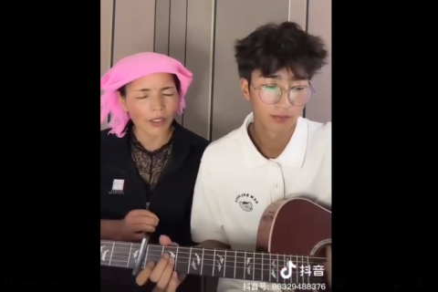 ВИДЕО: БНХАУ-ын иргэн ээж хүү хоёр “Улаанбаатарын үдэш“ дуунд клип хийхээр иржээ