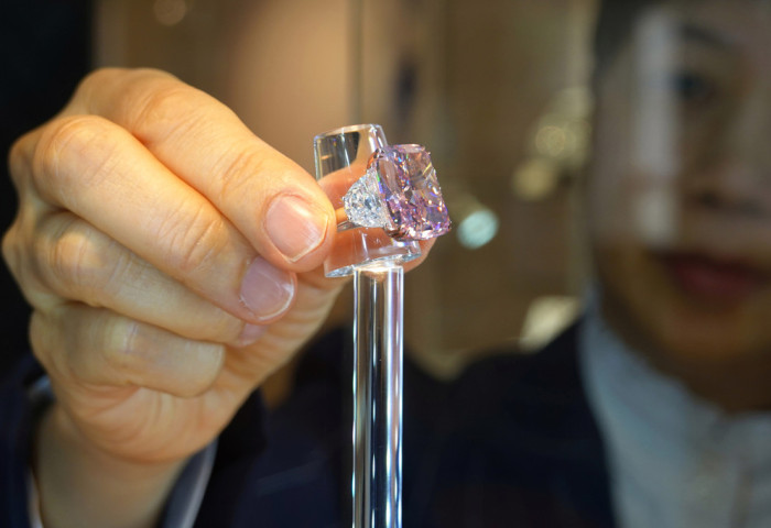 “Сакура“ нэртэй ягаан очир алмааз 29.3 сая доллароор зарагдаж, дээд амжилт тогтоов