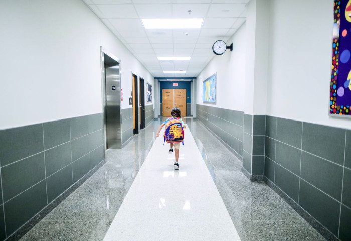 Долоон настай хүү сургуулийн эхний өдөр ГАНЦААРАА гудмаар алхаж явжээ