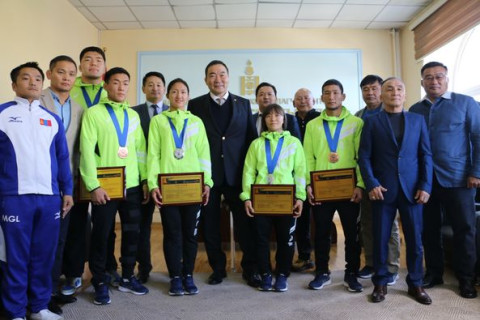 Монгол Улсын сайд С.Бат-Эрдэнэ ДАШТ-д амжилт үзүүлсэн тамирчдыг хүлээн авлаа