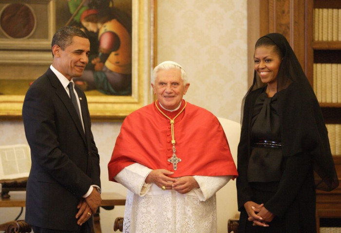 Пап Францисктай уулзахдаа өмсөх хувцасны код: ХАР ӨНГӨ