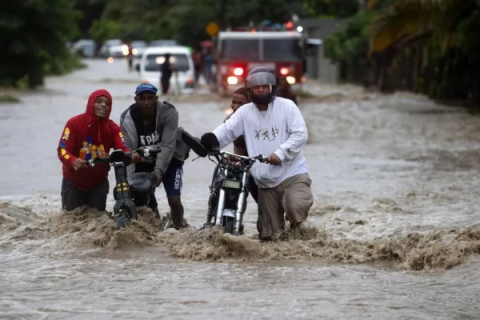 Доминикан улсад хүчтэй аадар бороо орж, 21 хүн амиа алджээ