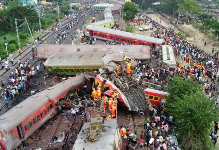 Энэтхэгт 3 вагон мөргөлдөж, 275 хүн амиа алдаж, мянга гаруй хүн шархаджээ