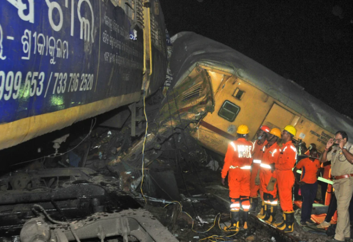 Энэтхэгт галт тэрэг мөргөлдсөний улмаас 10 хүн амиа алдлаа