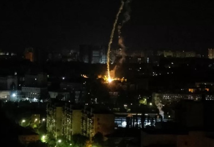 Киев пуужин болон нисгэгчгүй онгоцны хүчтэй цохилтод өртөж байна