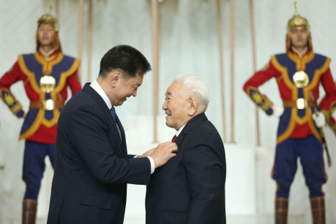 Шаравын Гунгаадоржид Монгол Улсын Хөдөлмөрийн баатар цол хүртээлээ