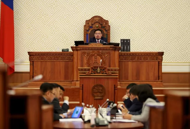 Төрийн албан хаагчийн ёс зүйн хууль батлагдаж, багш, эмч нарын ЦАЛИН НЭМЭХ нь