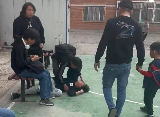 Өсвөр насны хүүхдийг зодсон эрэгтэйг цагдаагийн байгууллагаас шалгаж эхэлжээ