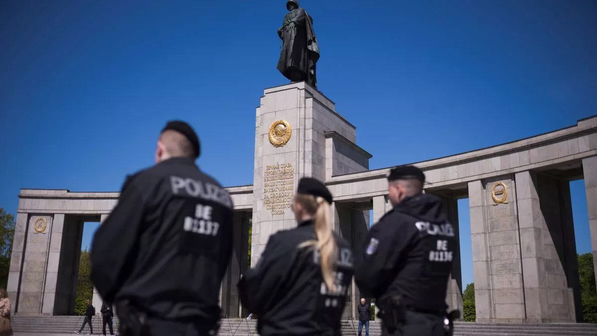 Берлинд Оросын туг далбааг намируулахыг хориглолоо