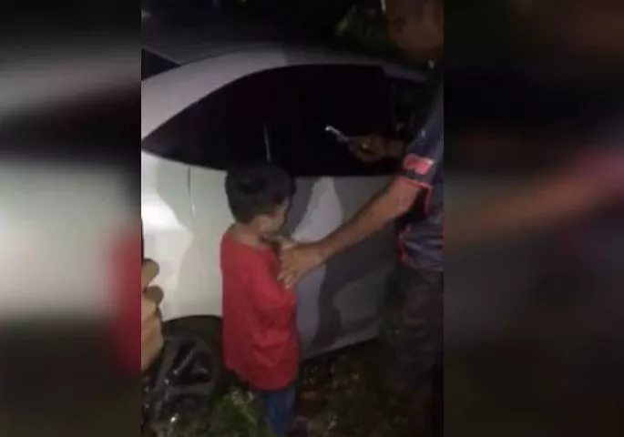 6, 3 настай ах дүүс автомашин жолоодож яваад шон мөргөжээ