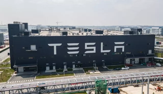 Тесла Хятад дахь 1.1 сая автомашинаа эргүүлэн татна