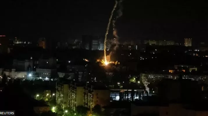 Киев пуужин болон нисгэгчгүй онгоцны хүчтэй цохилтод өртөж байна