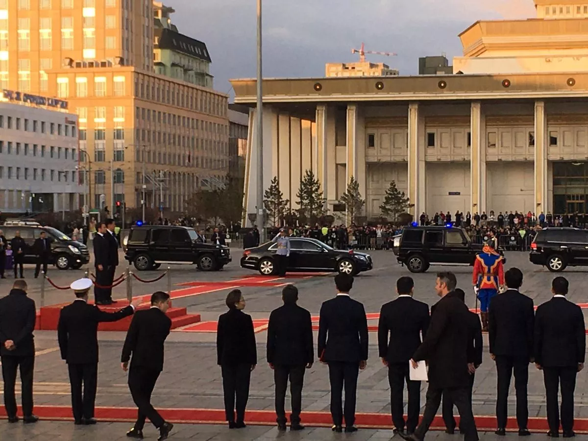 ШУУД: БНФУ-ын Ерөнхийлөгч Эммануэл Макроныг албан ёсоор угтах ёслол