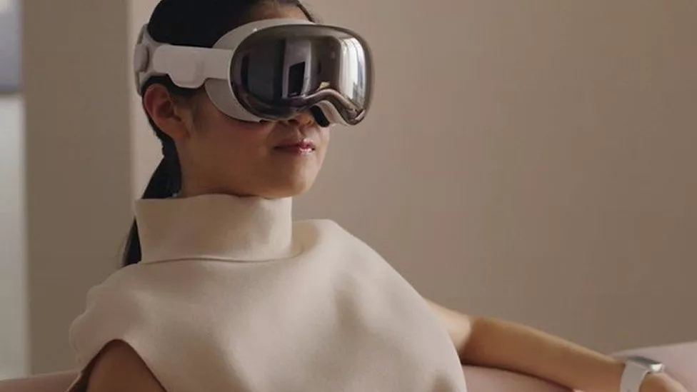 Өчигдөр танилцуулагдсан Apple Vision Pro чихэвчний талаар