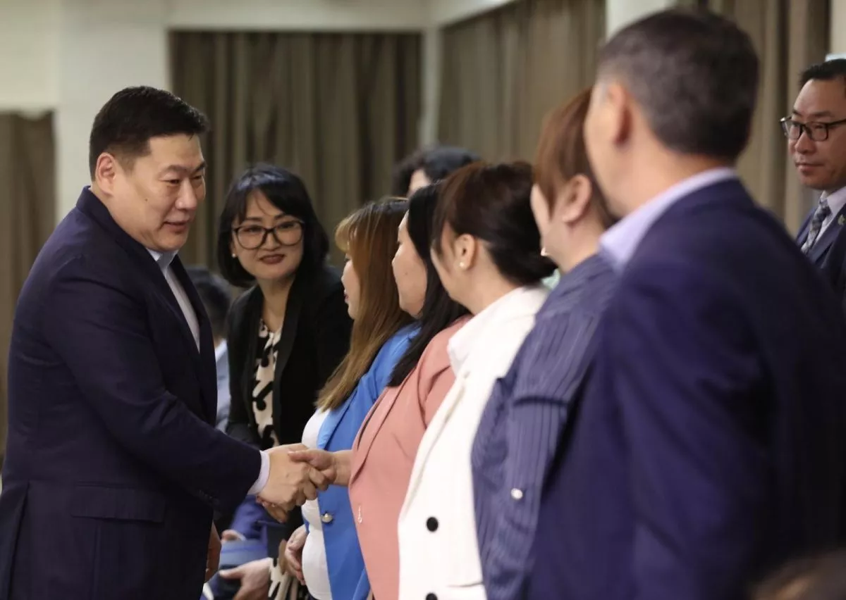 “Цалин бага байдгаас үйлчлэгч, номын санч, спортын байгууллагат ажиллах хүн олдохгүй байна“