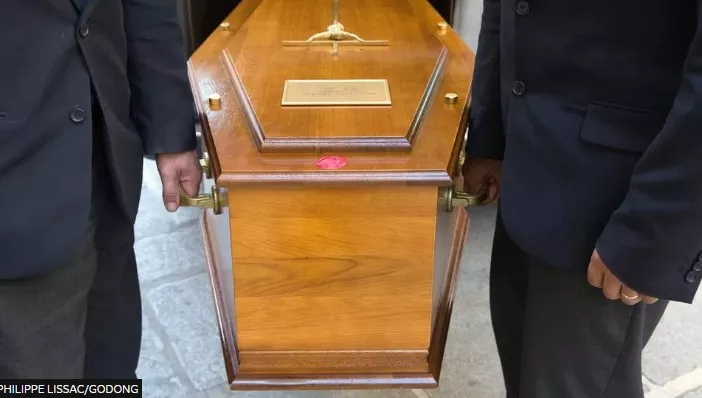 Нас барсан эмэгтэй оршуулгын үеэр авс дотроо амьсгалж байжээ