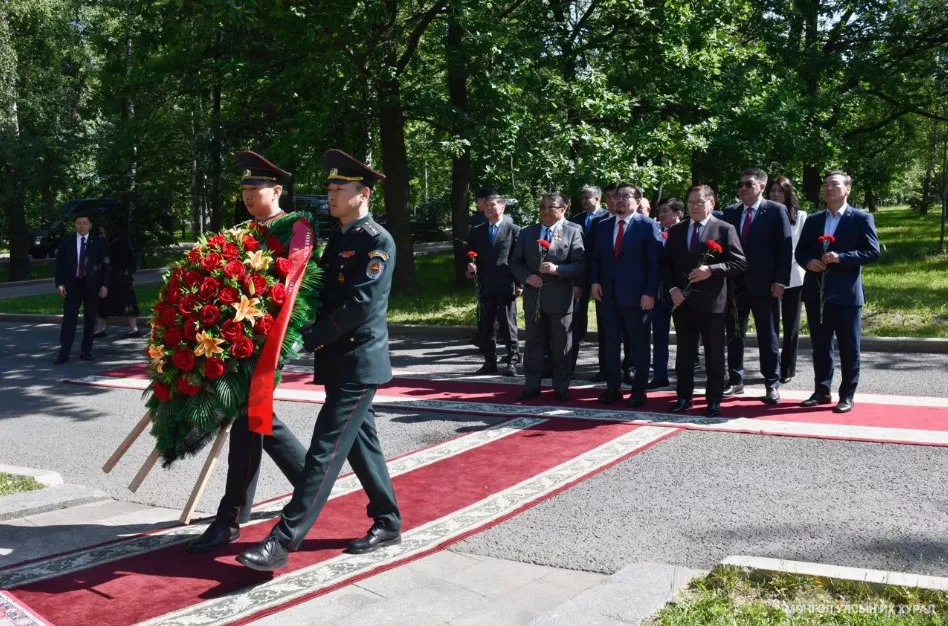 УИХ-ын дарга Г.Занданшатар тэргүүтэй төлөөлөгчид “Ялалтад тэмүүлсэн морьд” хөшөөнд цэцэг өргөлөө