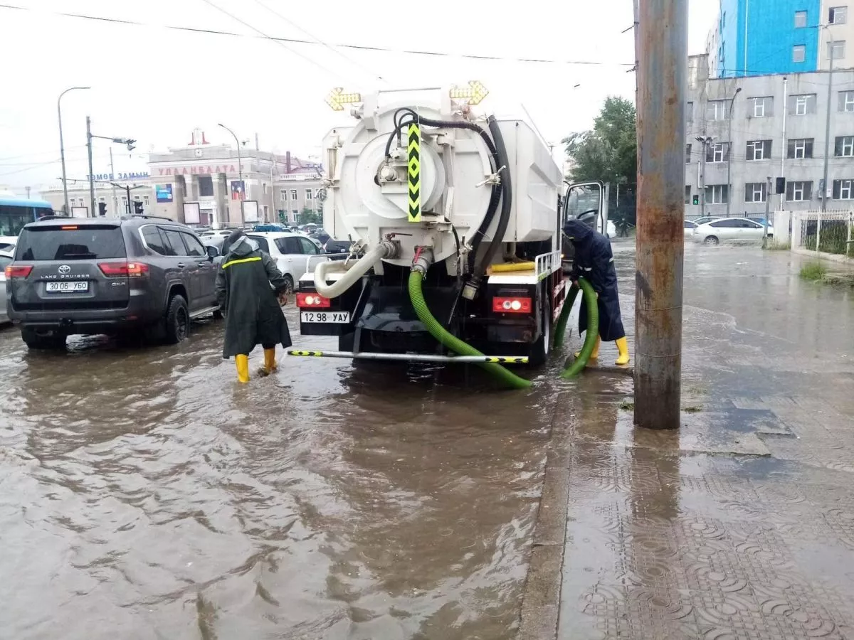 Нийслэлд тогтсон 120 тонн усыг соруулжээ