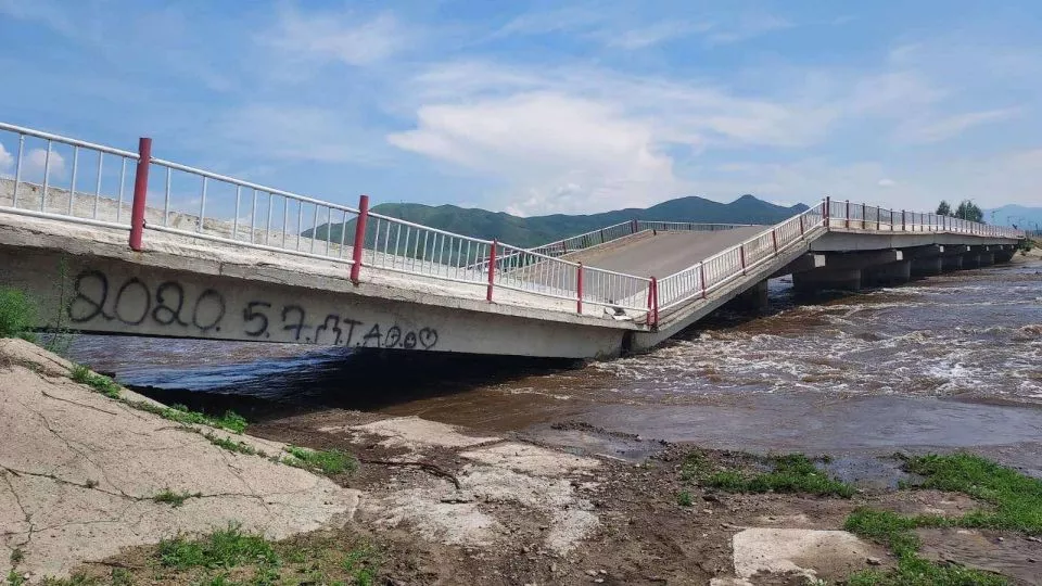 Хараа голын гүүр нурж  орон нутгийн зарим замыг хаалаа