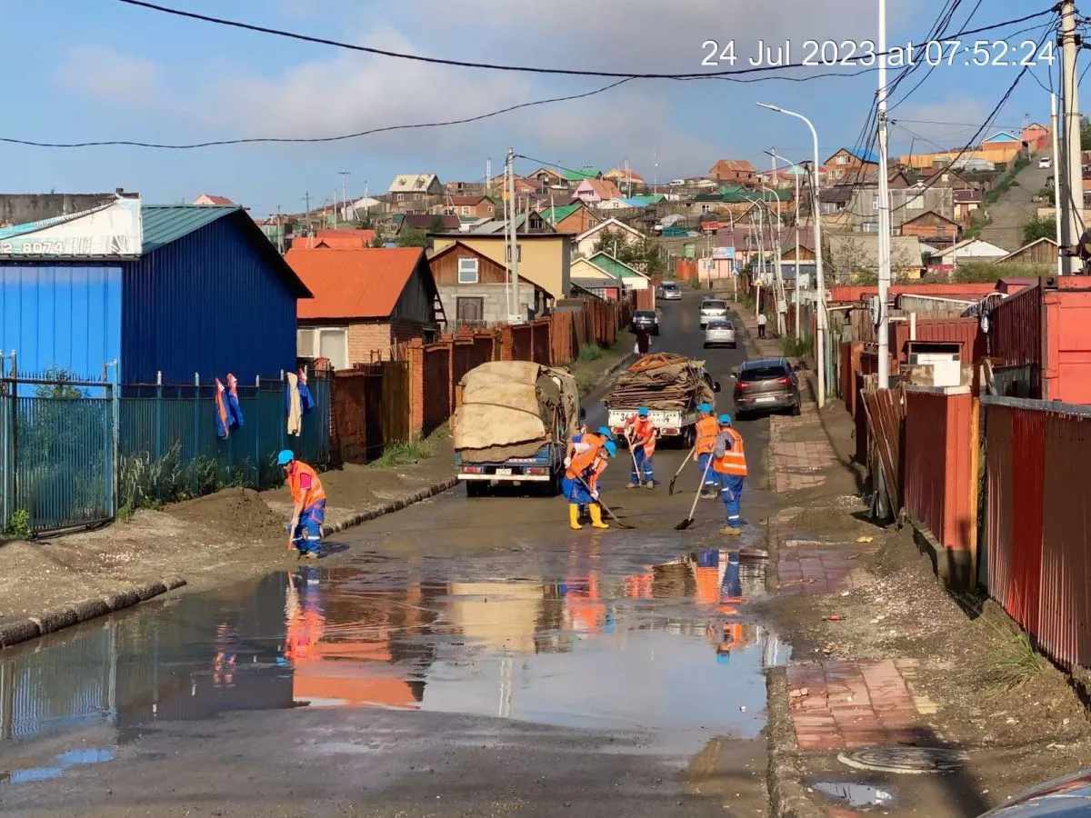 Үерийн дараах цэвэрлэгээг хийж эхэлжээ