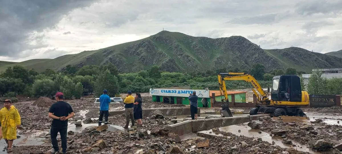 Тэрэлжид үер бууж зам хаагдлаа