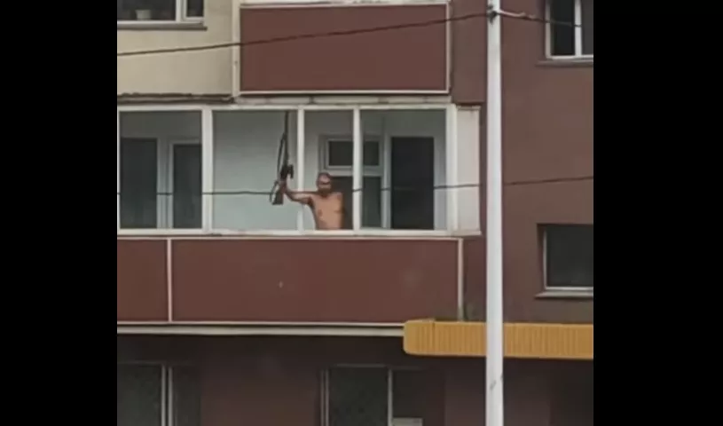 ВИДЕО: Орон сууцны хороолол дунд буудсан этгээдийг шалгаж байна