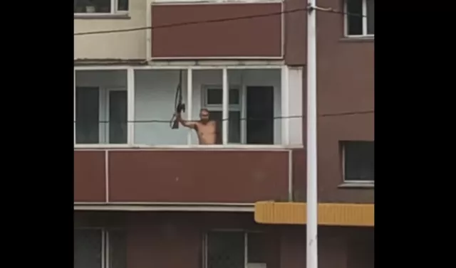 ВИДЕО: Орон сууцны хороолол дунд буудсан этгээдийг шалгаж байна