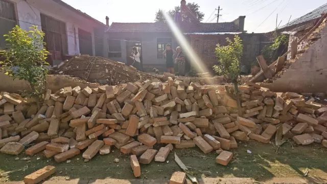 Хятадад газар хөдөлсний улмаас 126 байшин нурж, 21 хүн гэмтжээ
