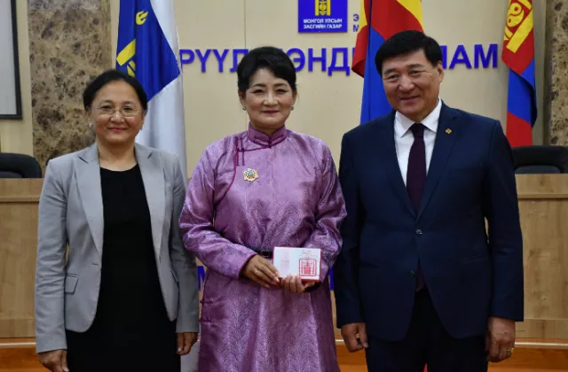 Эрүүл мэндийн салбарынхныг төрийн дээд одон, медалиар шагналаа